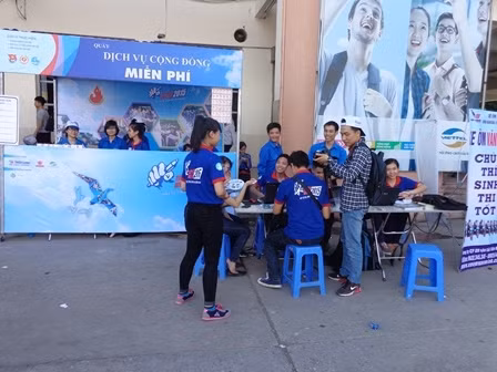 Không khí tình nguyện rộn ràng tại bến xe ảnh 2