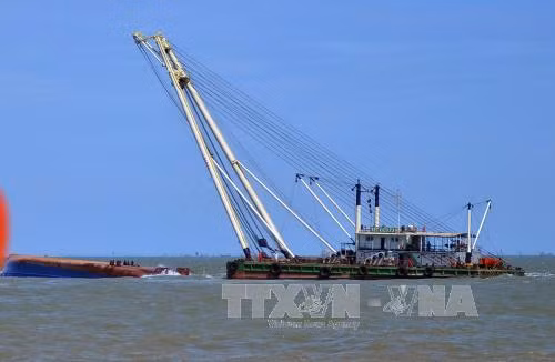 Trục vớt tàu Hoàng Phúc 18 trên sông Soài Rạp ảnh 1