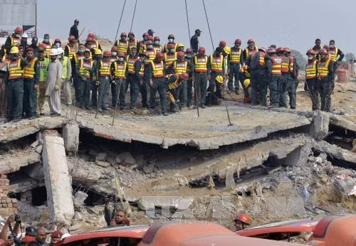 Cứu gần 100 nạn nhân vụ sập nhà máy tại Pakistan ảnh 1