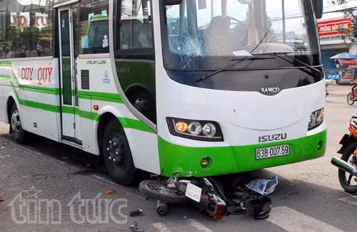 Ô tô khách cuốn xe máy vào gầm ảnh 1