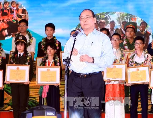 Lễ tuyên dương học sinh dân tộc thiểu số học giỏi năm 2015 ảnh 1