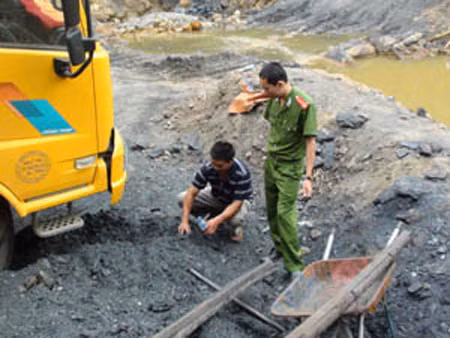 Bắt quả tang khai thác than trái phép tại Hòa Bình ảnh 1