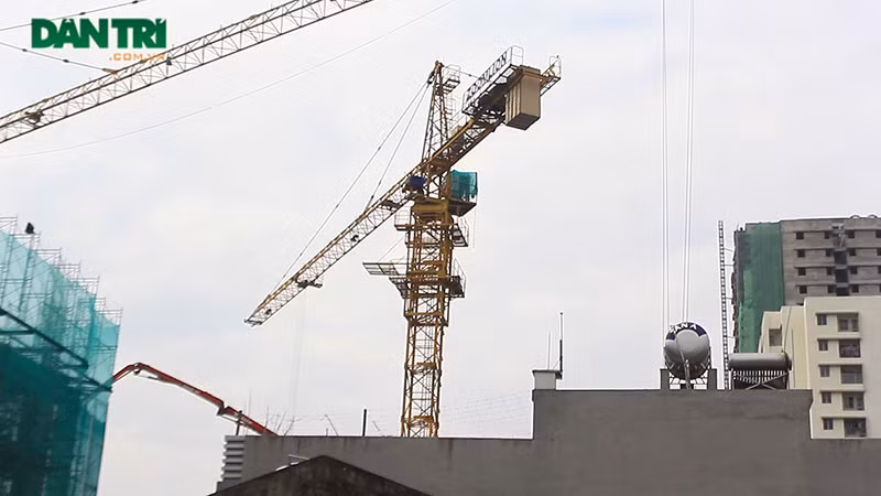 Cẩu tháp công trình đe dọa cuộc sống hàng chục hộ dân Hà Nội ảnh 1