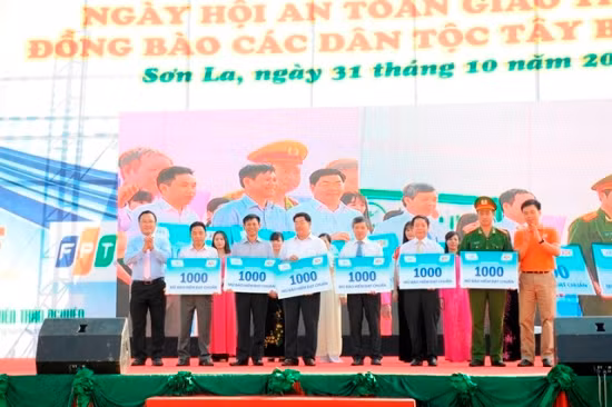 Tặng 6.000 mũ bảo hiểm cho học sinh dân tộc Tây Bắc ảnh 1