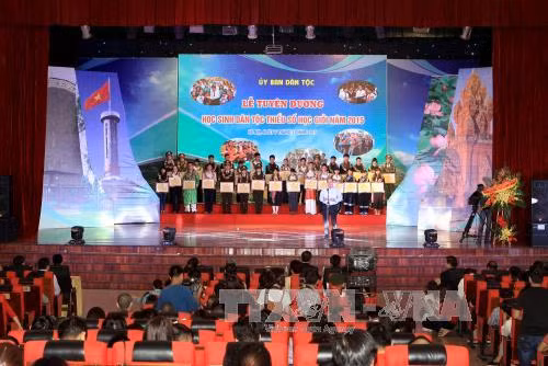 Lễ tuyên dương học sinh dân tộc thiểu số học giỏi năm 2015 ảnh 3