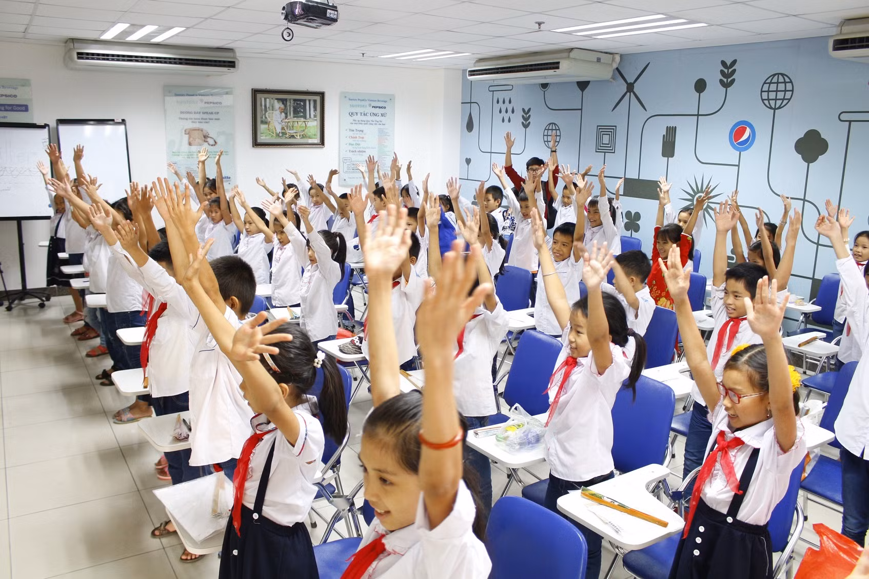  600 em học sinh tiểu học Hà Nội tìm hiểu về xử lý nước thải ảnh 1