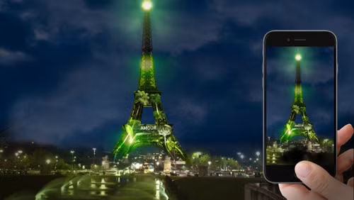 Tháp Eiffel thành khu rừng ảo khổng lồ ảnh 1