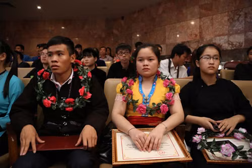 Vinh danh những học trò giỏi của núi rừng ảnh 1
