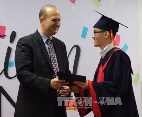 Trao bằng quốc tế cho những cử nhân đầu tiên Đại học Việt-Đức ảnh 1