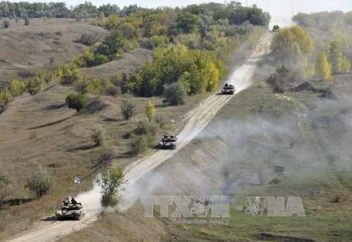 Ukraine dọa ngừng rút vũ khí hạng nặng khỏi tiền tuyến ảnh 1