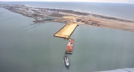 Tàu Thổ Nhĩ Kỳ đâm vào cầu nối Nga với Crimea ảnh 1