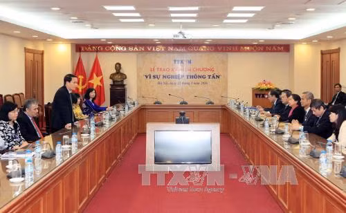 Trao tặng Kỷ niệm chương "Vì sự nghiệp Thông tấn" ảnh 2