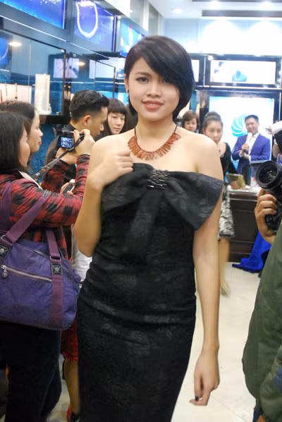 Ngọc Hân đẹp lộng lẫy giữa showroom trang sức MDSS ảnh 4