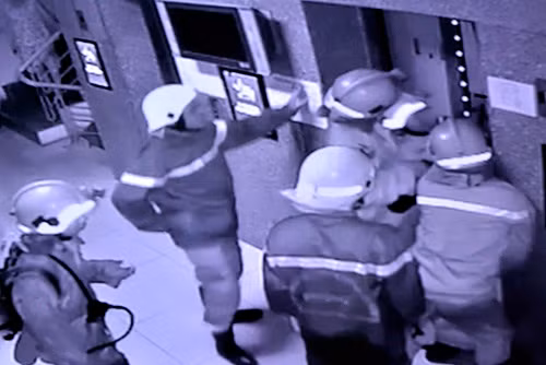 TP.HCM: 16 người mắc kẹt trong thang máy ảnh 2