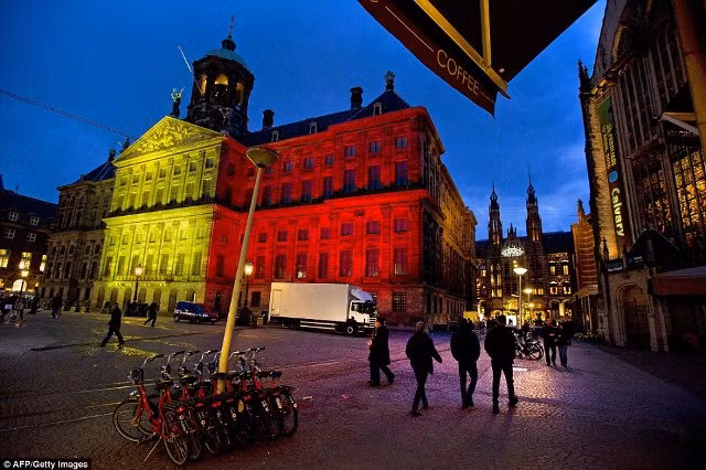 Màu cờ Bỉ phủ khắp thế giới sau loạt khủng bố Brussels ảnh 11