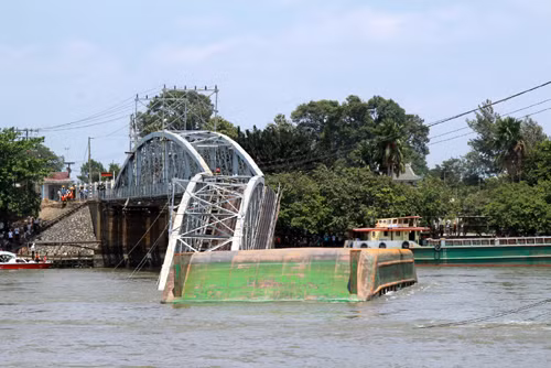 Hiểm họa sà lan đâm va cầu ảnh 1