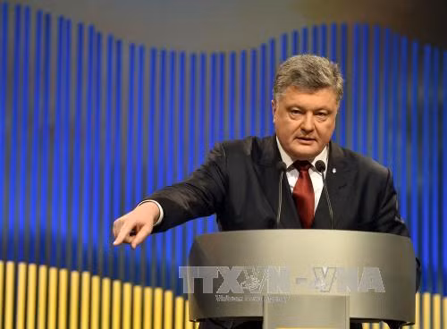 Tổng thống Ukraine tặng súng cho cầu thủ ảnh 1
