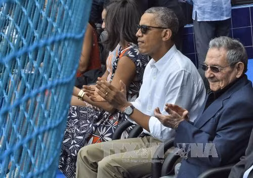 Ông Obama bị chỉ trích do nhảy tango, xem bóng chày ảnh 2