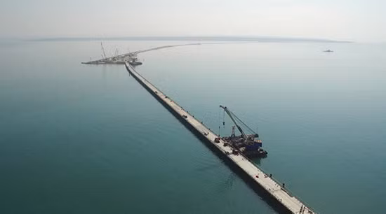 Ông Poroshenko hô hào cấm Nga xây cầu nối Crimea ảnh 1
