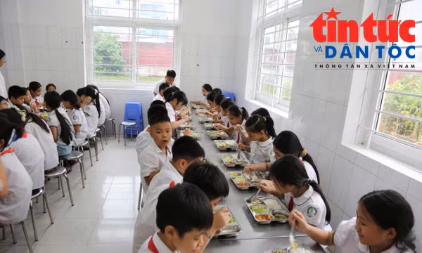 Hà Nội làm rõ vụ tôm ươn, thịt 'bốc mùi' vào tiểu trường học