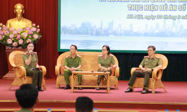 Đại diện Công an 3 đơn vị trong Cụm thi đua số 1 - Bộ Công an tọa đàm giải đáp trực tiếp câu hỏi tại hội trường.