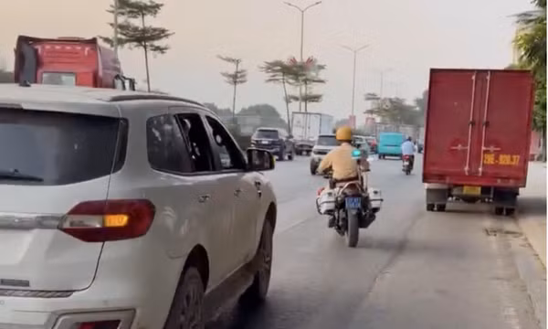 Cảnh sát mở đường đưa công nhân dập chân ở cầu Đuống đi cấp cứu
