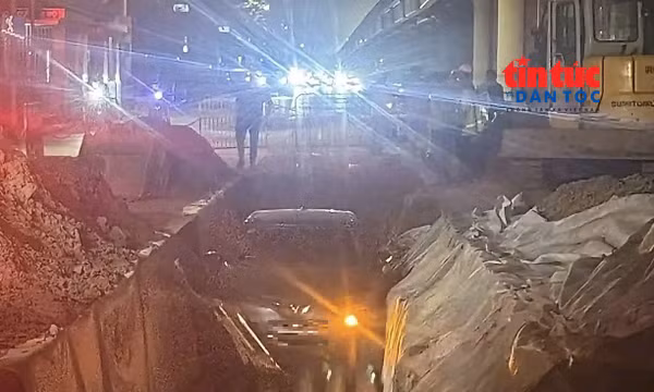 Hà Nội: Ô tô con lọt hào cáp ngầm trên đường Phạm Hùng