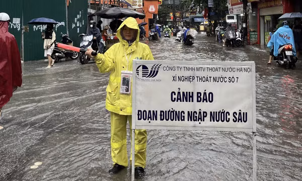 Hà Nội huy động toàn bộ lực lượng chống ngập sau mưa lớn
