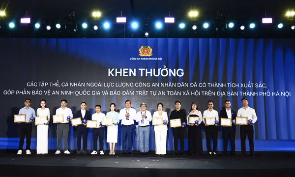 Tập thể, cá nhân được khen thưởng góp phần bảo vệ an ninh và bảo đảm trật tự trên địa bàn TP Hà Nội.