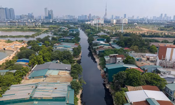 Chủ tịch Hà Nội yêu cầu kiểm tra nhà xưởng 'băm nát' sông Nhuệ