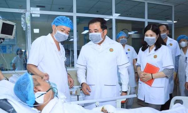 Bí thư Thành ủy Hà Nội Trần Đức Thắng và lãnh đạo thành phố thăm hỏi nạn nhân đang điều trị tích cực tại Bệnh viện Quân y 354.