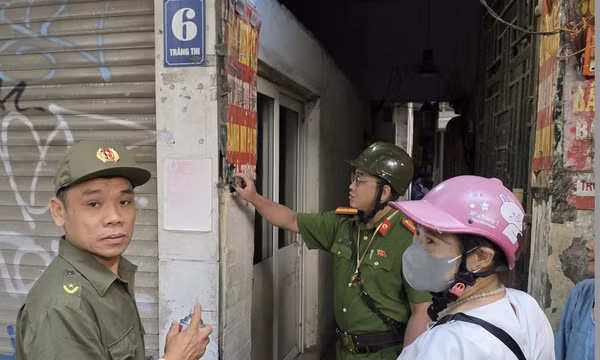 Hà Nội: Ra quân làm sạch quảng cáo, rao vặt tại phường Hoàn Kiếm