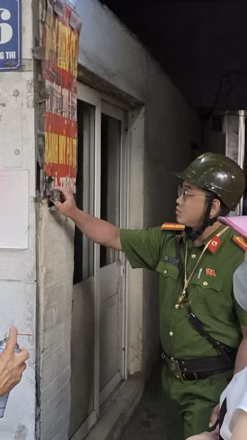 Hà Nội: Ra quân làm sạch quảng cáo, rao vặt tại phường Hoàn Kiếm