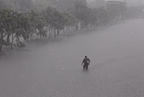 Nước lụt nhận chìm hơn nửa thủ đô Manila ảnh 1