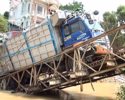 Xe quá tải gây sập cầu ảnh 2