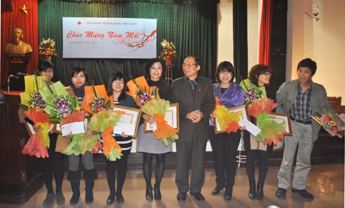 Nâng cao chất lượng phê bình sân khấu - Bài cuối: “Sẵn sàng đặc cách chế độ nhuận bút” ảnh 1