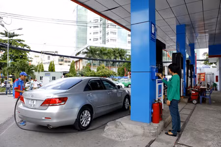 Giá xăng giảm 300 đồng/lít ảnh 1