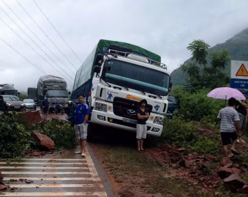 Lở đất gây ách tắc Quốc lộ 6 ảnh 3