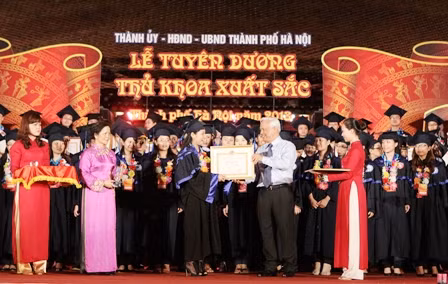 Hà Nội tôn vinh 123 thủ khoa xuất sắc tại Quốc Tử Giám ảnh 1
