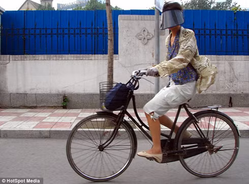 Kì lạ thời trang 'vô diện' tại Trung Quốc ảnh 1