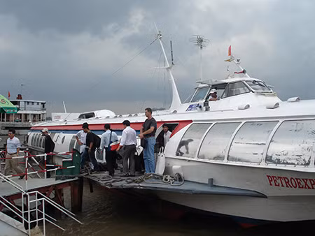 Tàu cánh ngầm bị sóng đánh vỡ kính, hành khách hoảng loạn ảnh 1