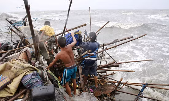 Philippines ngả nghiêng vì bão Koppu ảnh 1