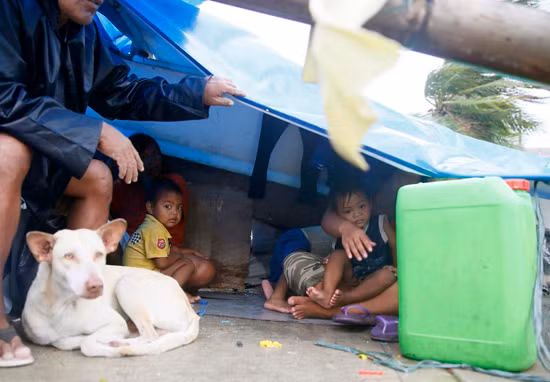 Philippines ngả nghiêng vì bão Koppu ảnh 2