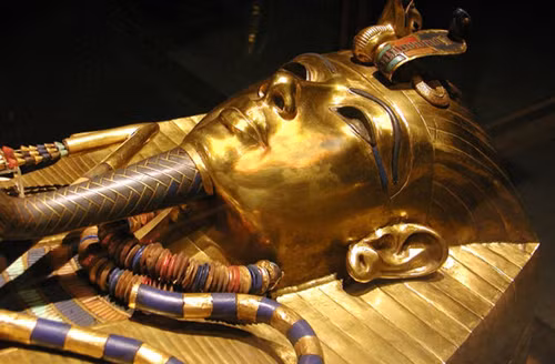 Phục chế chòm râu của Pharaoh Tutankhamun ảnh 1