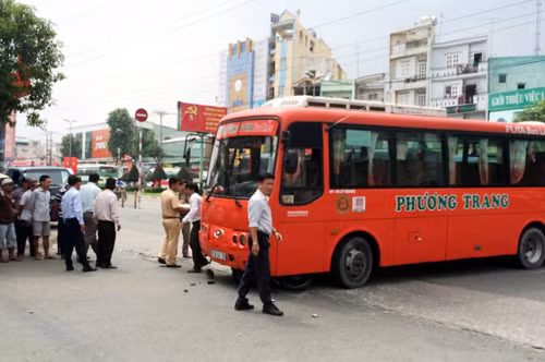 Ô tô cuốn xe máy vào gầm ngay cổng Bến xe Miền Tây ảnh 1