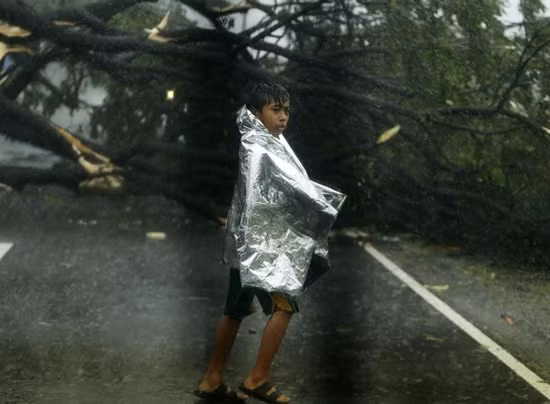 Philippines ngả nghiêng vì bão Koppu ảnh 4