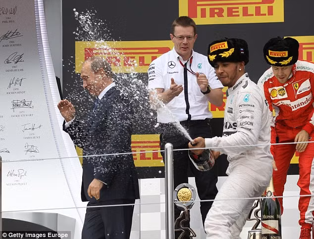 Tổng thống Putin "dính" sâm panh của Hamilton ảnh 1