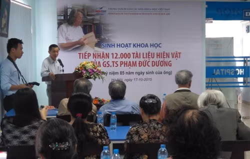 Tiếp nhận 12.000 tài liệu hiện vật của giáo sư Phạm Đức Dương ảnh 1