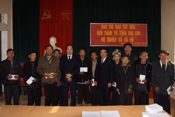 Ban Chỉ đạo Tây Bắc tặng quà các hộ khó khăn dân tộc miền núi ảnh 2