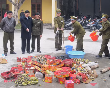 Thu giữ lượng lớn pháo nổ vận chuyển trái phép ảnh 1